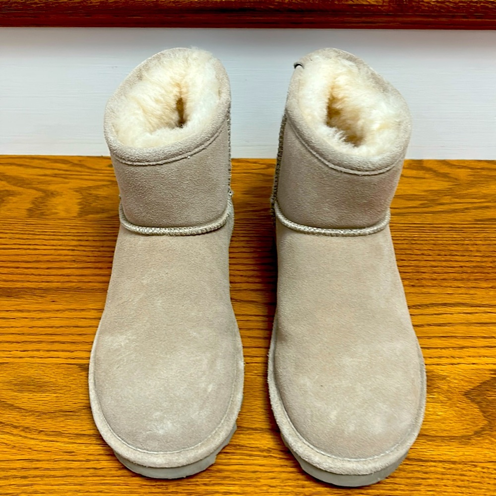 Bearpaw Womens Alyssa Ivory Suede Ankle  Pull On Snow Boots.  Gently Used.
